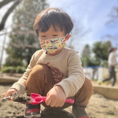 iphone se 3 ポートレートモード撮影例2 | iphone review.jp iPhone SE 3 ポートレートモード撮影例2。砂場で遊ぶ幼児。