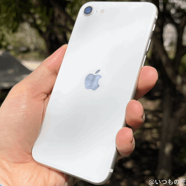 筆者のiPhone SE 第3世代（外出先で撮影）。白い背面と薄いボディがお気に入り。