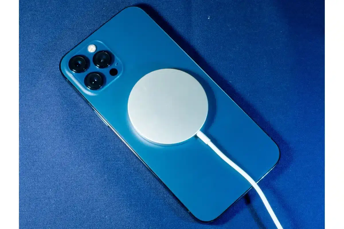 iPhone 12 Pro MAXをMagSafeで充電する様子。