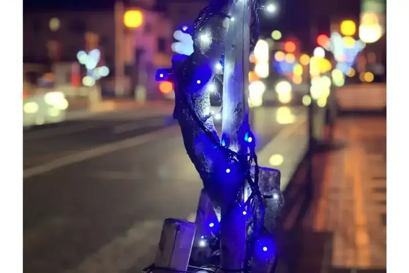 ナイトモード＋望遠レンズで撮影したライト群は、幻想的な表現になります。