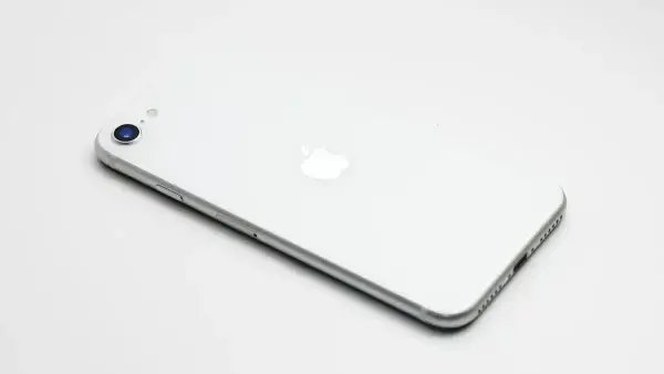 iPhone SE 第2世代 ホワイトの写真。縁が丸いタイプです。