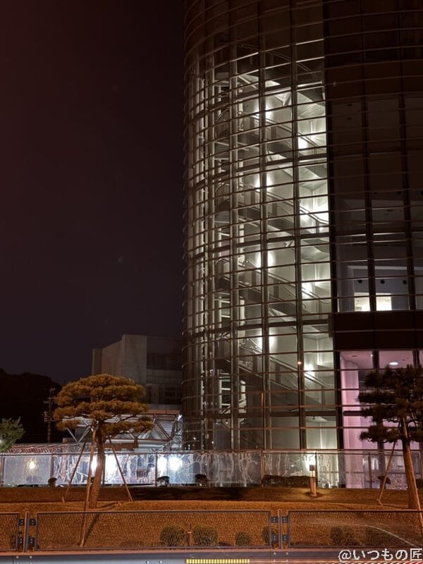 iPhone 17 Pro カメラ 真夜中に白く光るビル