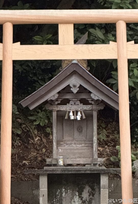 iPhone 17 Pro カメラ 道端の鳥居を収めた一枚