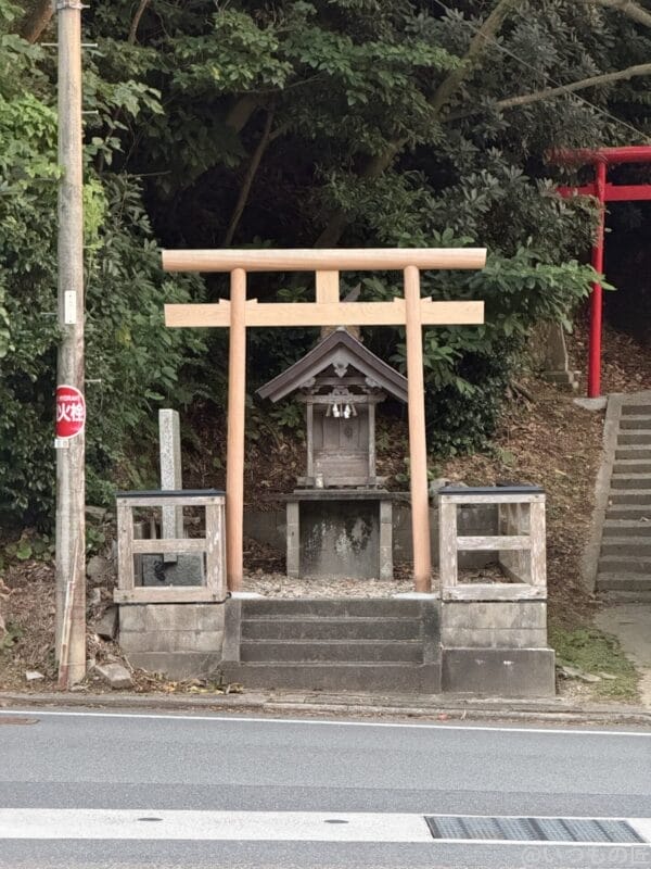 iPhone 17 Pro カメラ 道端の鳥居を撮影した写真