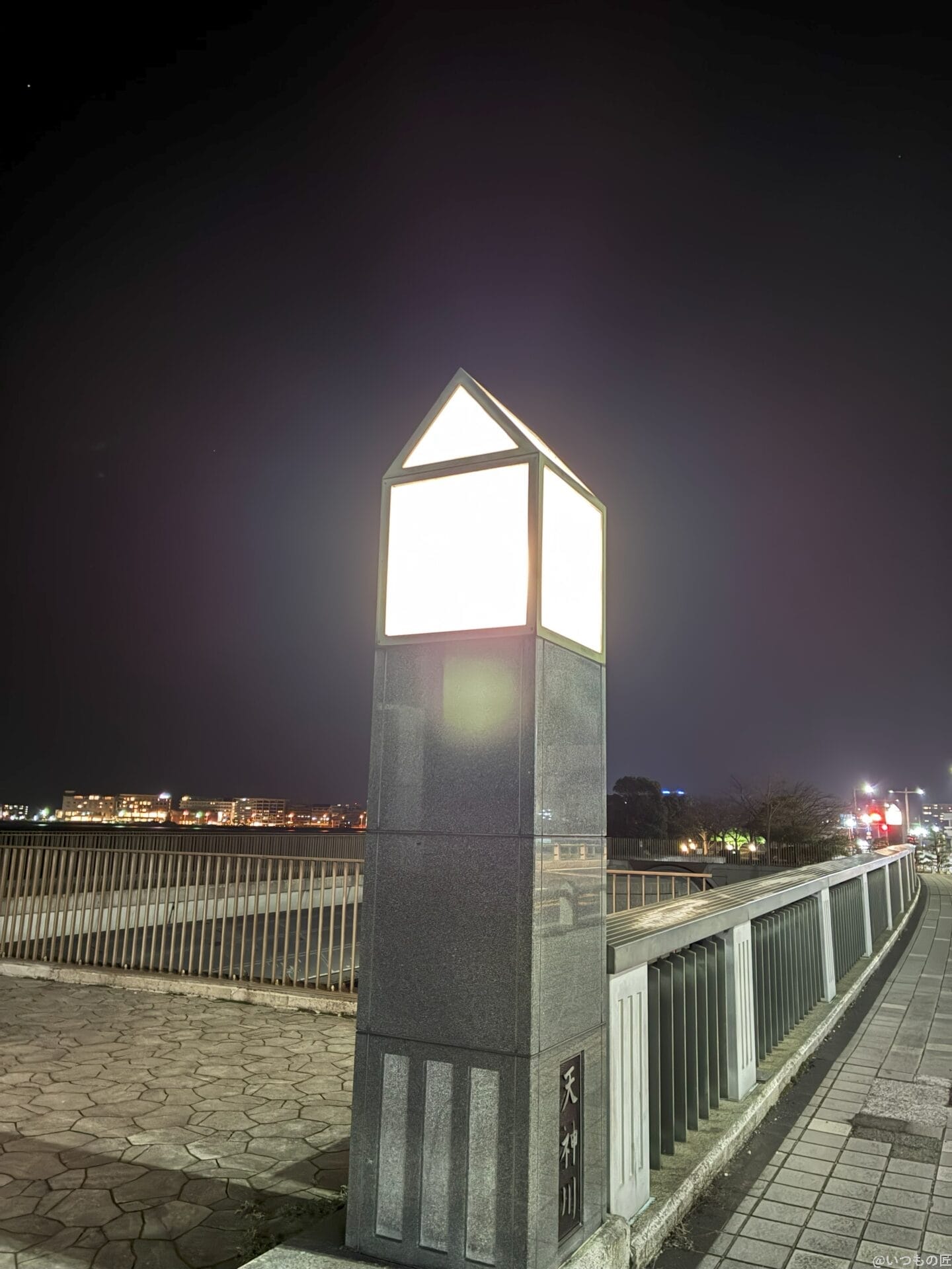 iPhone 17 Pro カメラ 暗闇で光る照明灯