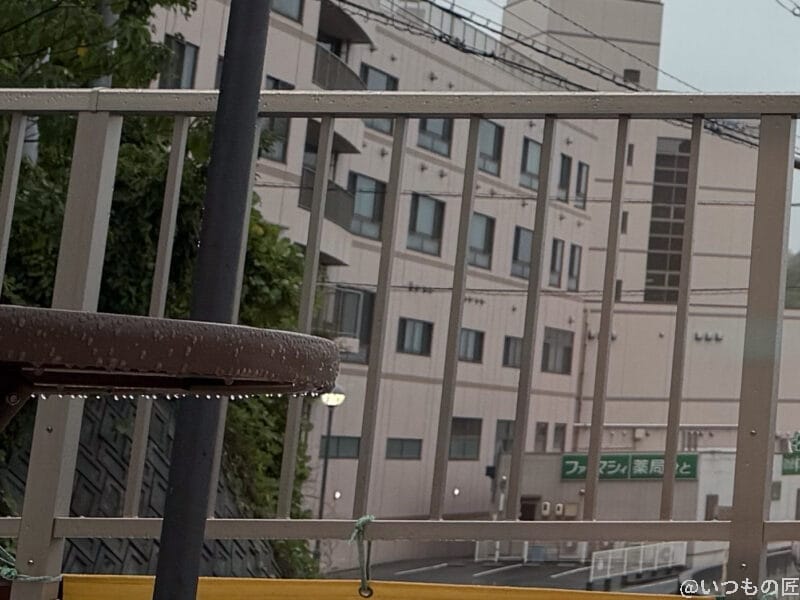 iPhone 17 Pro カメラ 雨降りの様子を窓際から捉えた一枚