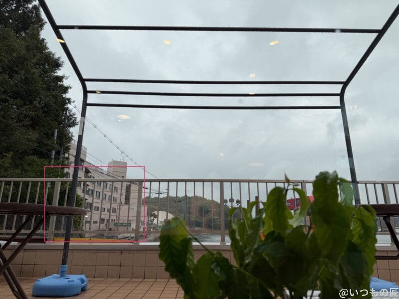 iPhone 17 Pro カメラ 雨降りの様子を窓際から捉えた一枚