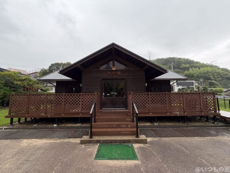 iPhone 17 Pro カメラ 曇り空の下の屋外休憩所