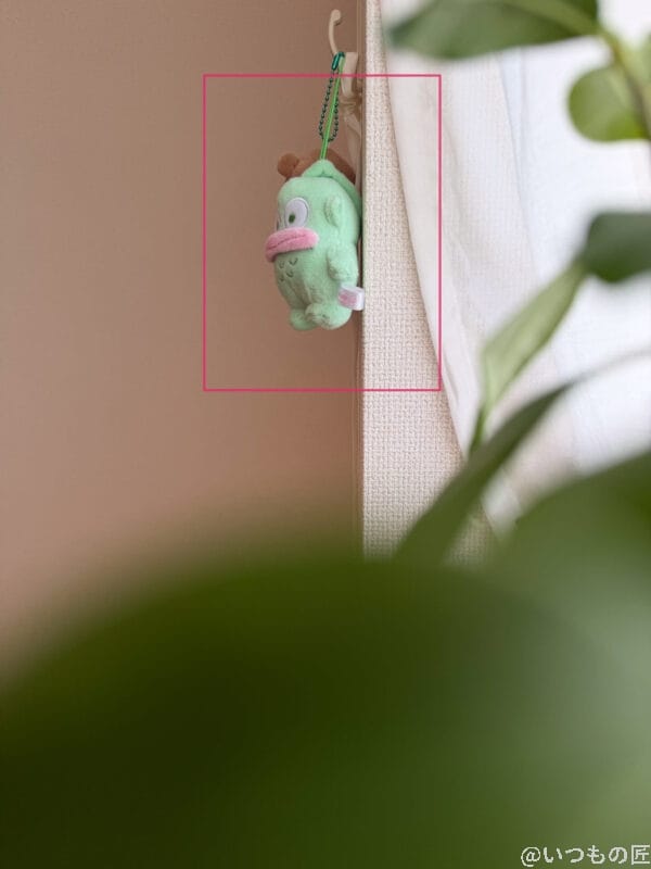 iPhone 17 Pro カメラ 壁に掛けたマスコット人形