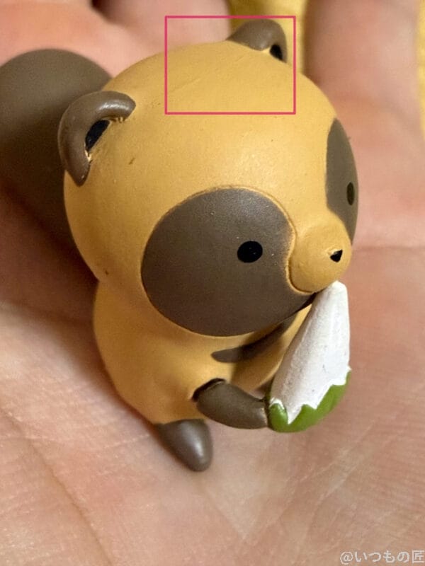 iPhone 17 Pro カメラ 手のひらの上の狸のマスコット人形尾