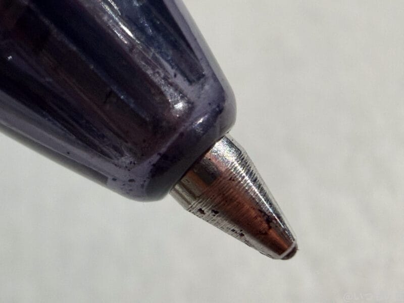 iPhone 17 Pro カメラ 黒のボールペンの先端