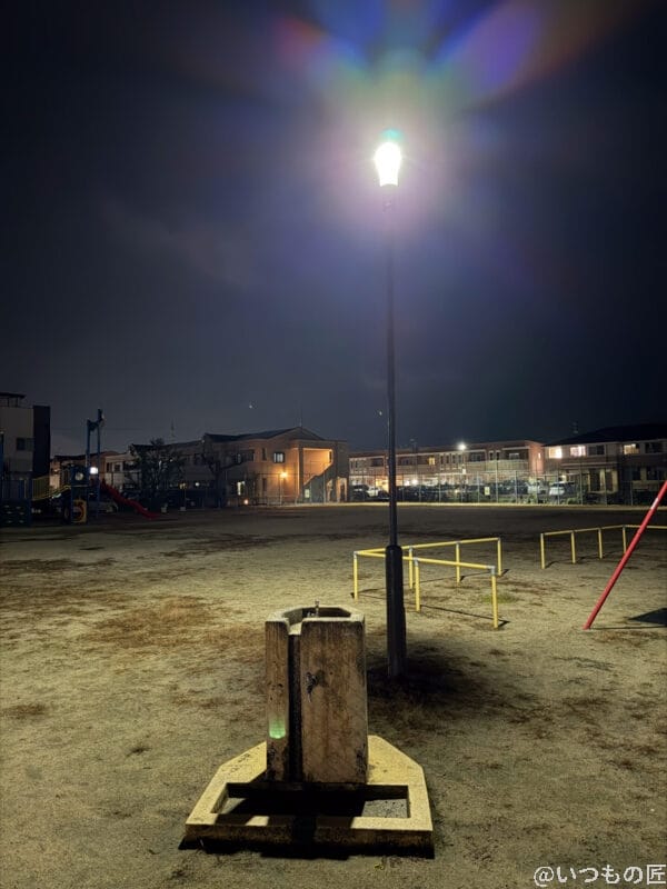 iPhone 17 Pro カメラ 夜の公園の水飲み場