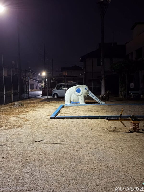 iPhone 17 Pro カメラ 夜の公園にある像の遊具