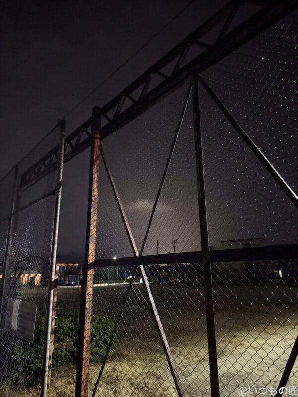 iPhone 17 Pro カメラ 夜の運動場の錆びたフェンス