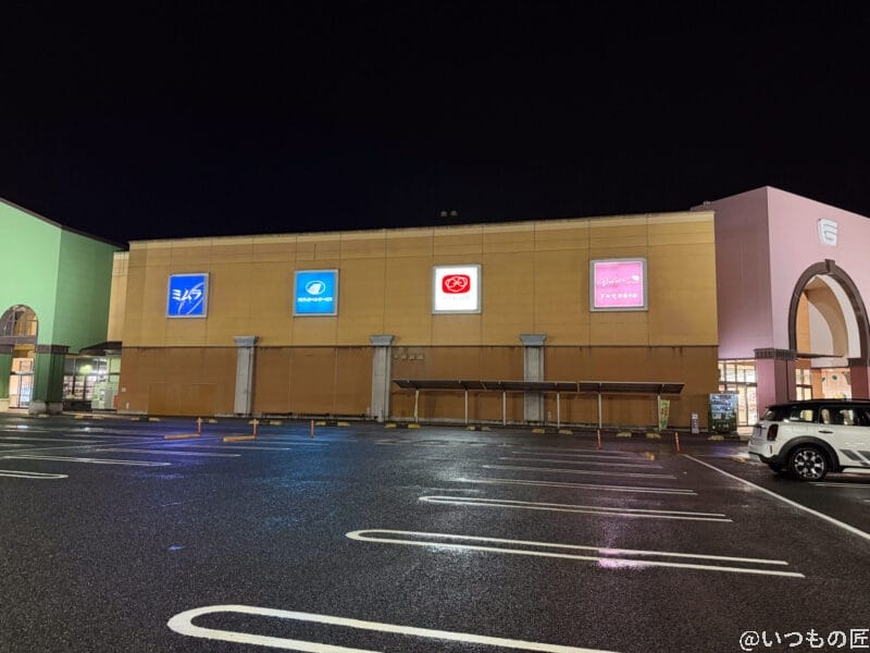 iPhone 17 Pro カメラ 夜のショッピングモールの駐車場内の風景