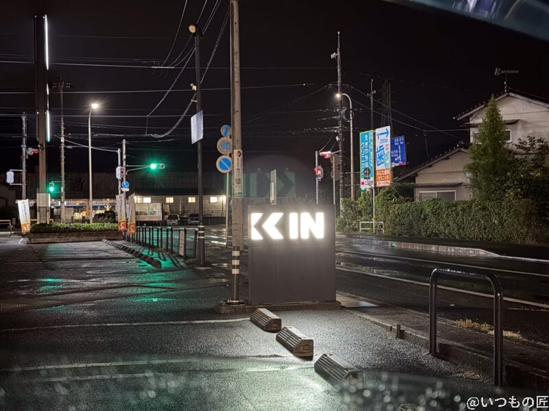 iPhone 17 Pro カメラ 車の窓から見える駐車場の風景