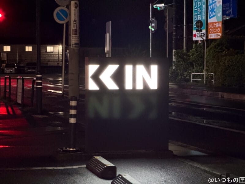 iPhone 17 Pro カメラ 車の窓から見える駐車場の風景