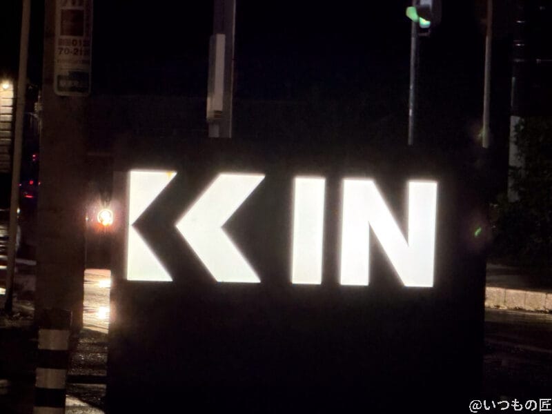 iPhone 17 Pro カメラ 車の窓から見える駐車場の風景