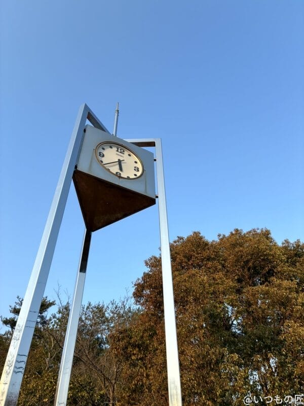 iPhone17 カメラ 青空の下の古びた時計台