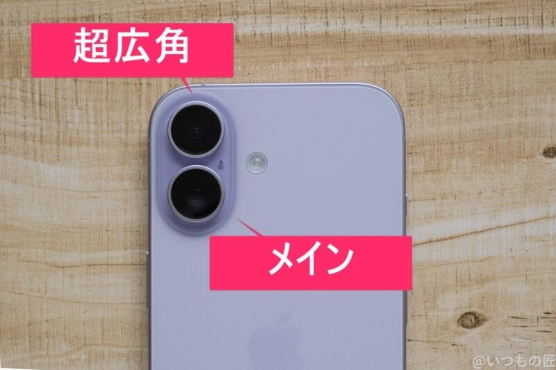 iPhone17 カメラ 木のテーブルに置かれたiPhone17