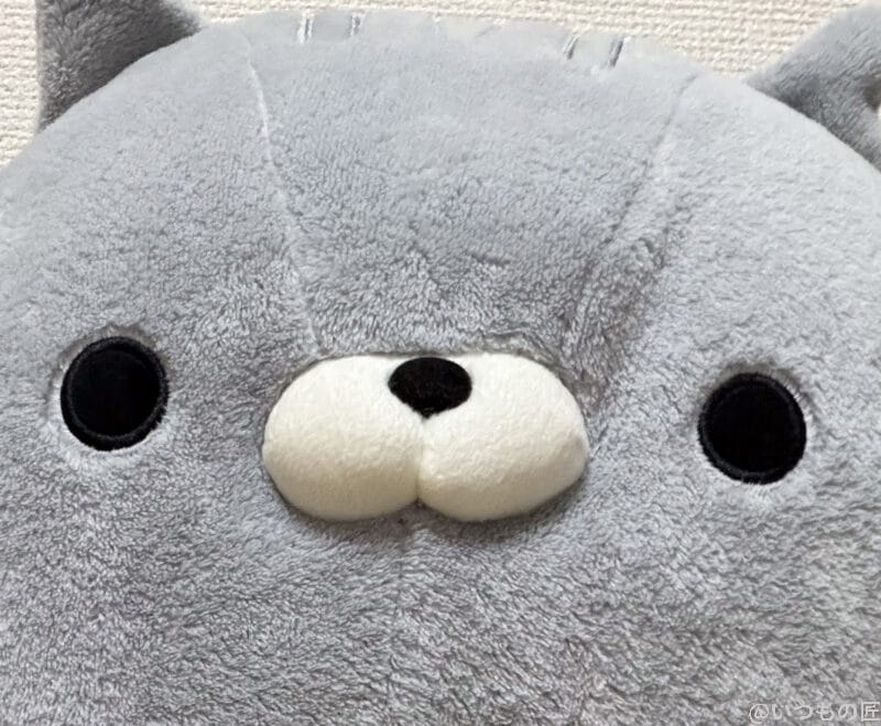 iPhone17 カメラ フローリングの床に置かれた熊のぬいぐるみ