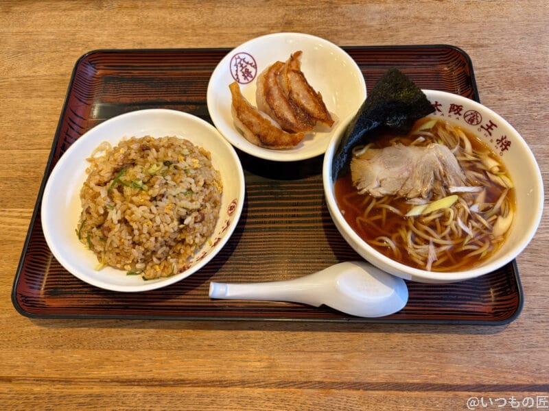 iPhone17 カメラ チャーハン・ラーメン・餃子のセット