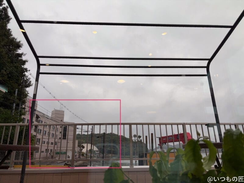 iPhone17 カメラ 雨の日に窓際からベランダを撮影した一枚