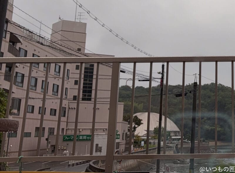 iPhone17 カメラ 雨の日に窓際からベランダを撮影した一枚