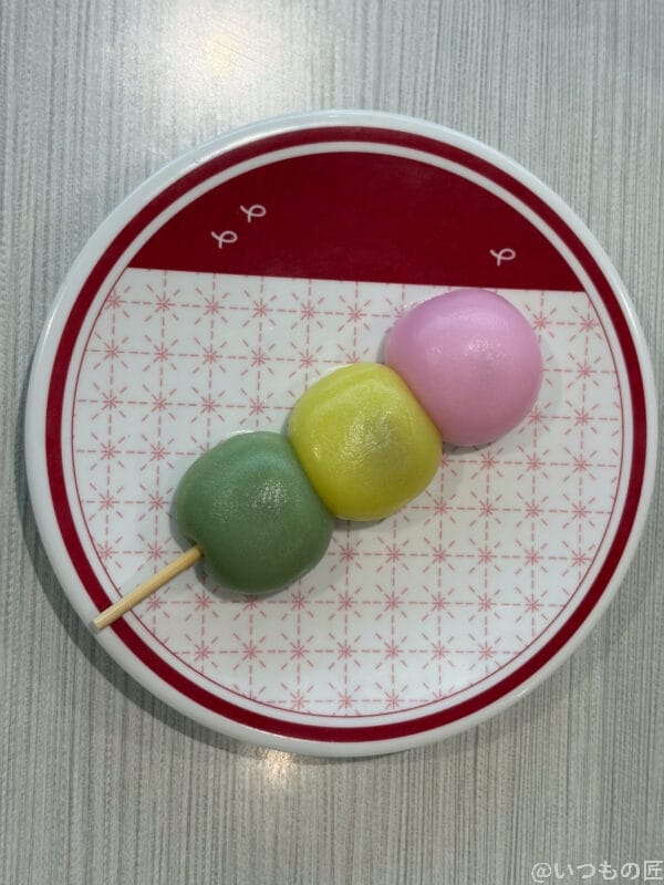 iPhone17 カメラ 皿の上の1本の三色団子