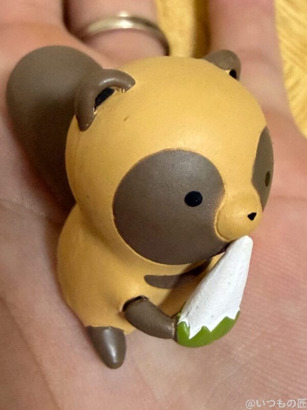 iPhone17 カメラ 手のひらサイズの狸のマスコット人形
