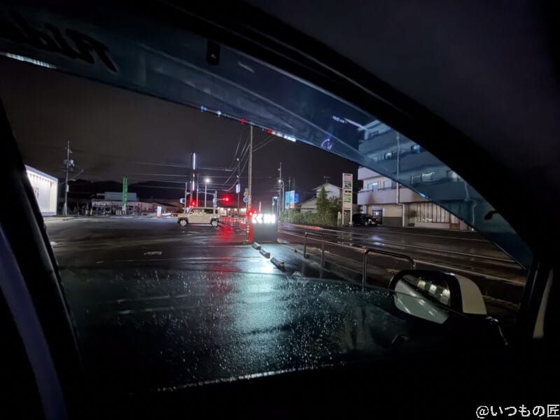 iPhone17 カメラ 夜の駐車場から見える横断歩道の様子