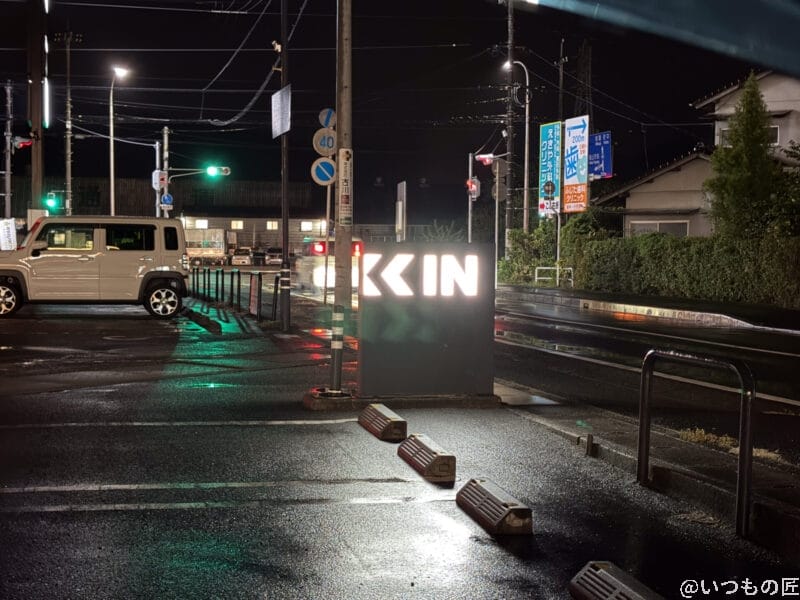 iPhone17 カメラ 夜の駐車場から見える横断歩道の様子