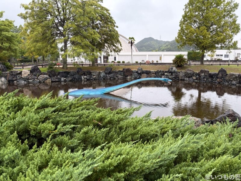 iPhone17 カメラ 水に浮かぶ首長竜のオブジェ