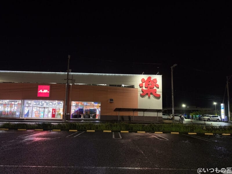 iPhone Air カメラ 真夜中のショッピングモールの駐車場