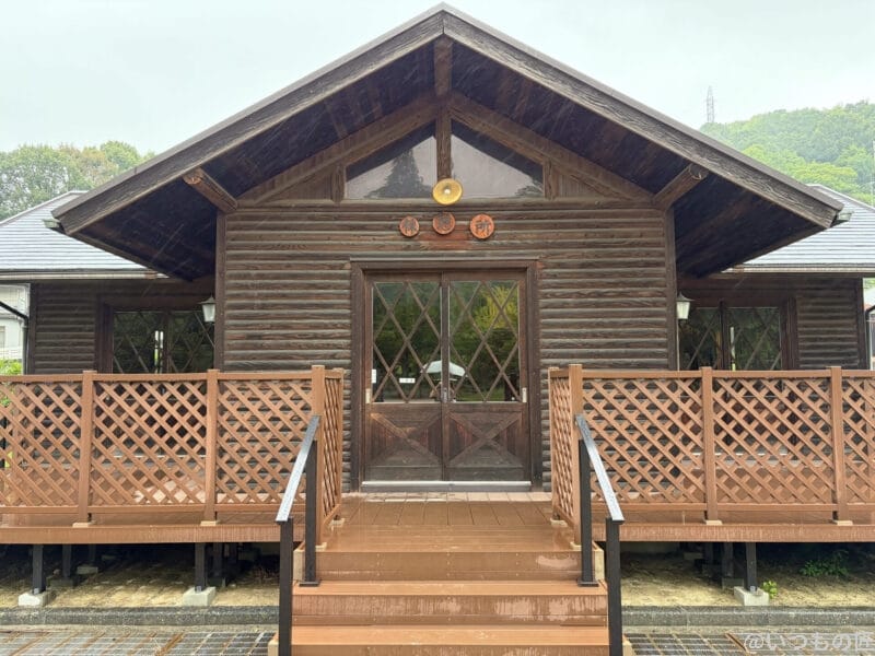 iPhone Air カメラ 雨の日のコテージ風の休憩所