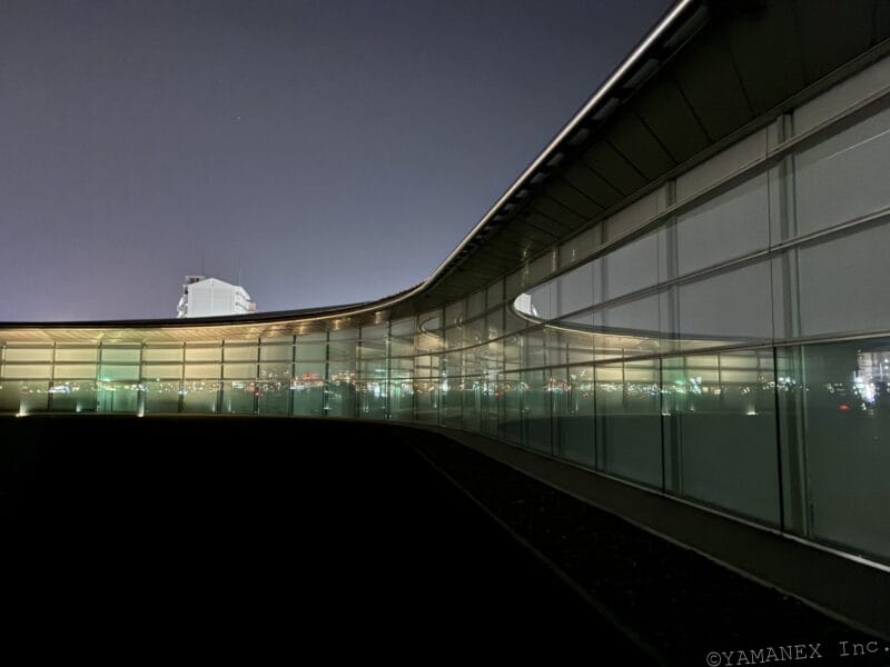 iphone16eで美術館内を夜間撮影 | iphone review.jp iPhone17e カメラiPhone16eで美術館内を夜間撮影