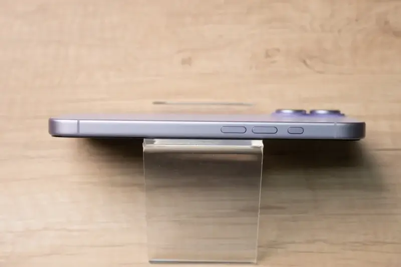 iPhone17 側面（左）