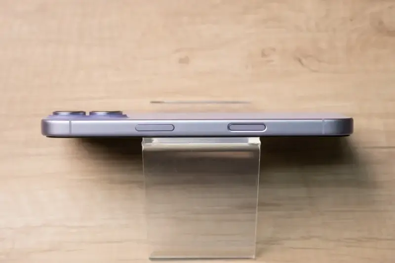 iPhone17 側面（右）