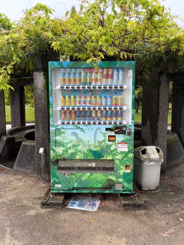 iphone17で雨に濡れた自販機を撮影した一枚 | iphone review.jp iPhone17e カメラ iPhone17で雨に濡れた自販機を撮影した一枚