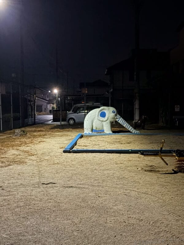 iphone17で公園に置いてある像の遊具を夜間撮影 | iphone review.jp iPhone17e カメラ iPhone17で公園に置いてある像の遊具を夜間撮影