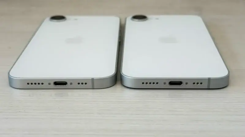 iPhone17eとiPhone16eの底面比較