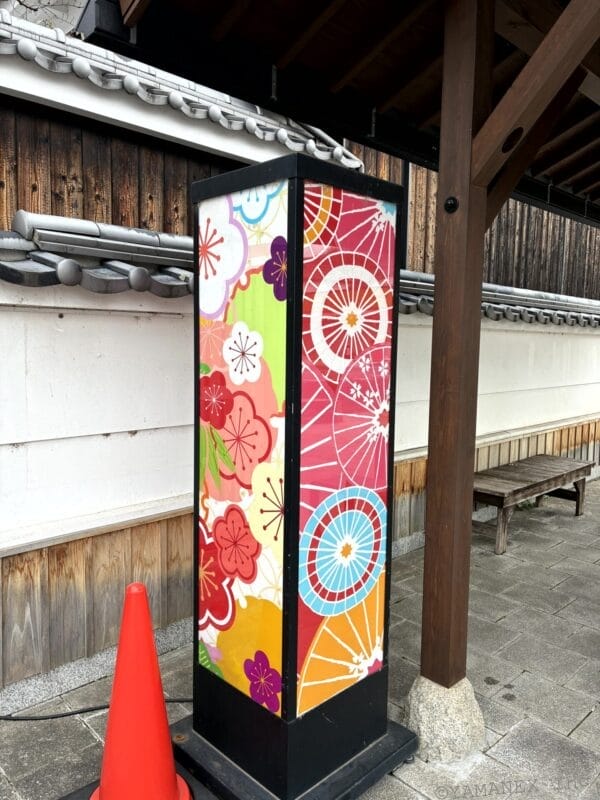 カラフルな看板を撮影した一枚 | iphone review.jp iPhone17e カメラ カラフルな看板を撮影した一枚