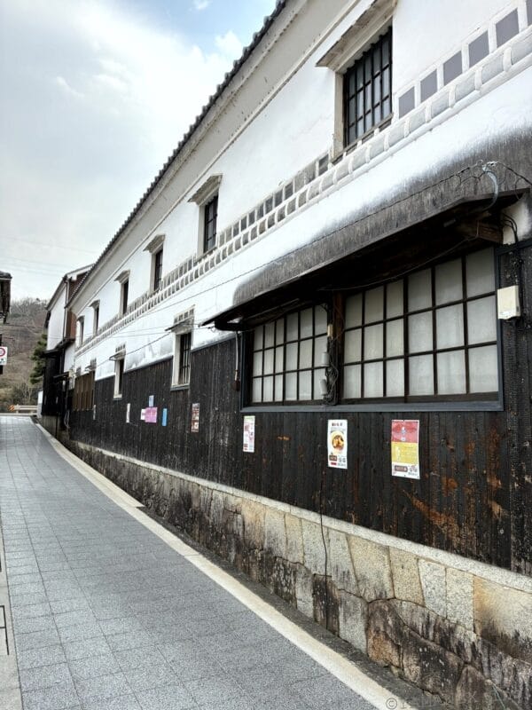 街中の風景を捉えた一枚 | iphone review.jp iPhone17e カメラ 街中の風景を捉えた一枚