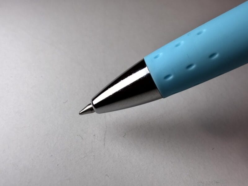 ボールペンの先端を接写した一枚 | iphone review.jp iPhone17e カメラ ボールペンの先端を接写した一枚