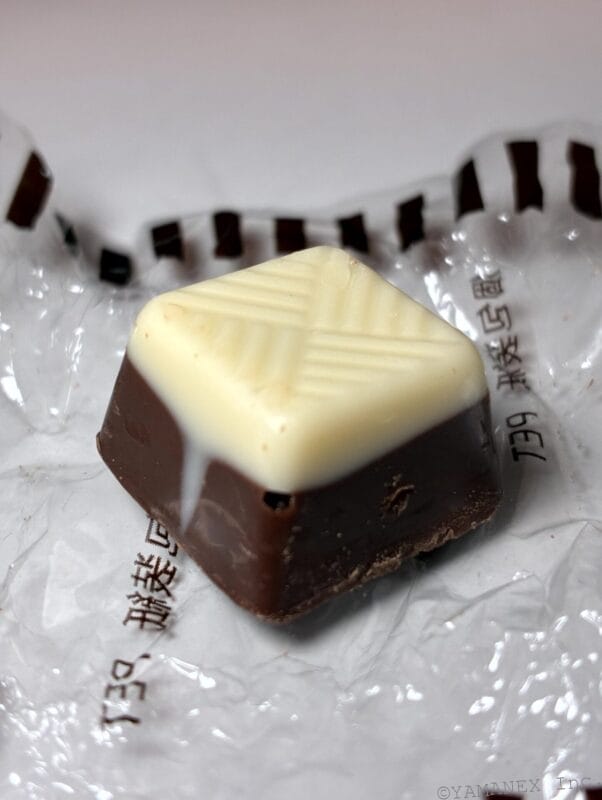 チョコレートを接写した一枚 | iphone review.jp iPhone17e カメラ チョコレートを接写した一枚