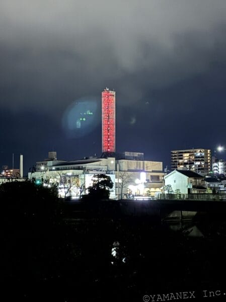 iPhone17e カメラ 夜の街並みを捉えた一枚