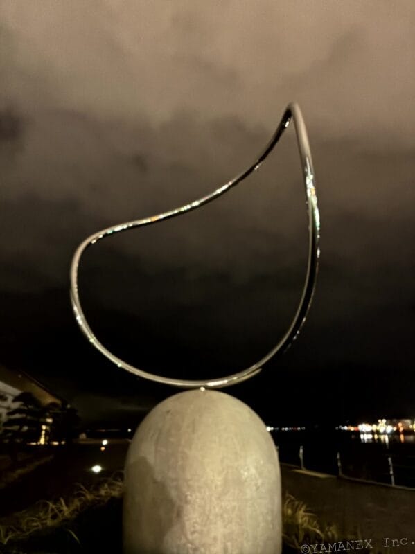 リング状のモニュメントを夜間撮影 | iphone review.jp iPhone17e カメラ リング状のモニュメントを夜間撮影