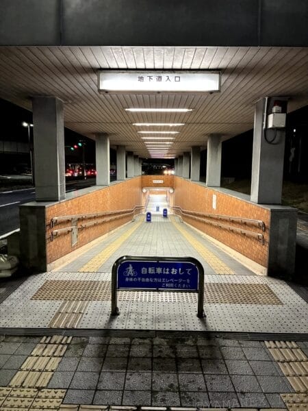 iPhone17e カメラ 夜間の地下通路