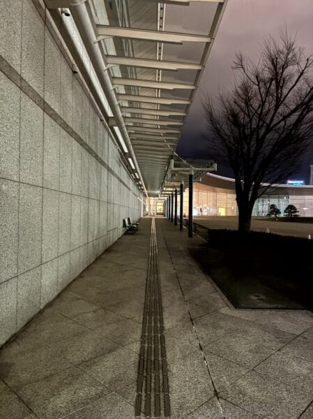 iPhone17e カメラ 夜の美術館までの通路