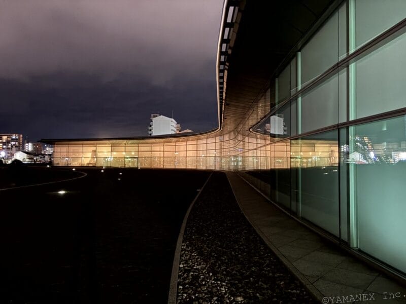 美術館内を夜間撮影 | iphone review.jp iPhone17e カメラ 美術館内を夜間撮影